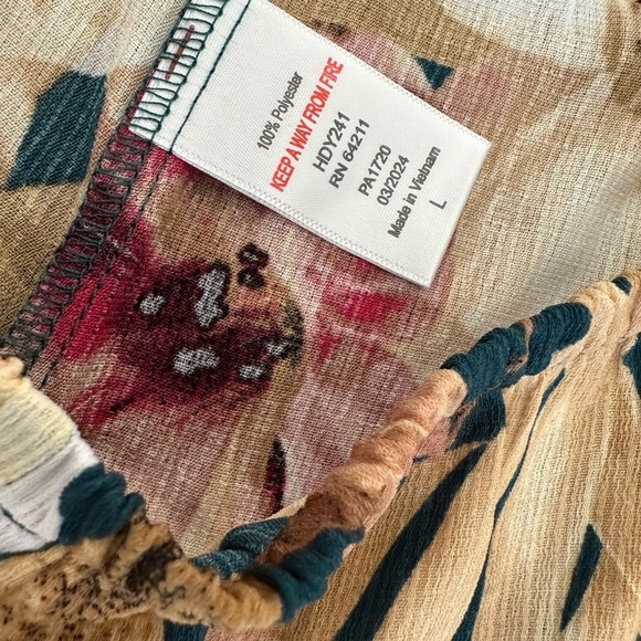 New Women’s Abstract Floral Shorts Size Large - Picture 10 of 10